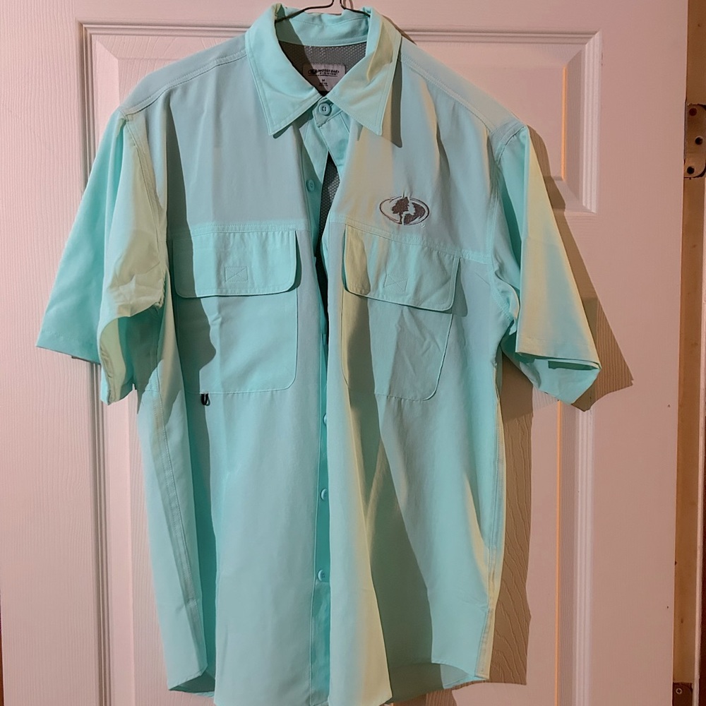 Medium Mossy Oak Fishing button down short sleeve. 2 velcro pockets/mesh venting